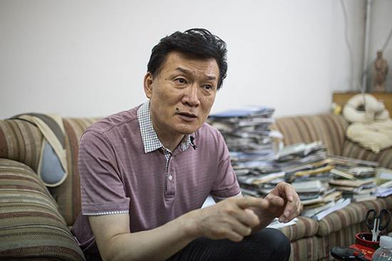 王旭明接受澎湃新闻专访。本文图片均来自澎湃新闻记者 谢匡时 图