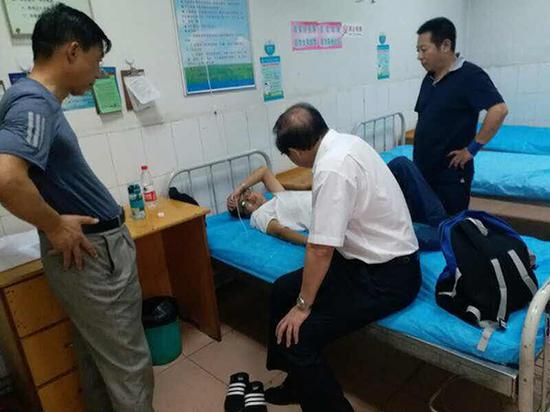 被打的罗斌在医院治疗。游客当着警察的面殴打导游