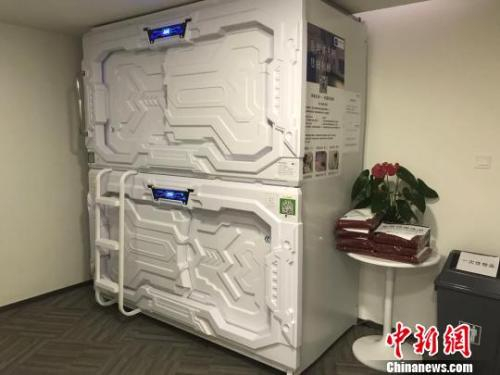 资料图：共享睡眠舱门外形科技感十足，酷似宇宙太空舱。　王子涛 摄