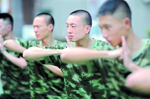 胡司盾和战友们参加体能训练。（右）