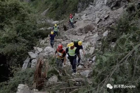 救援人员徒步向孤岛挺进。