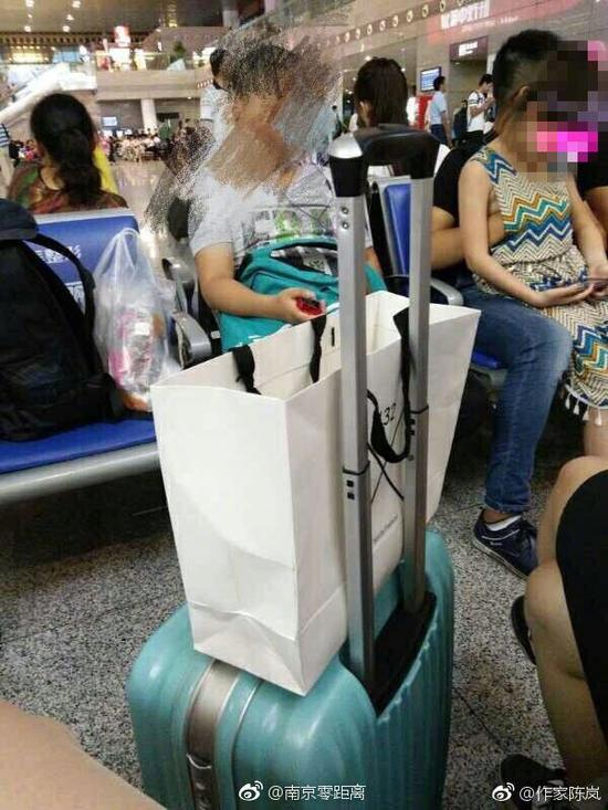 男子将手从女孩的无袖连衣裙的腋下伸了进去，直接放在了胸部，甚至还在挪动。 &nbsp;本文图片均为@作家陈岚 图