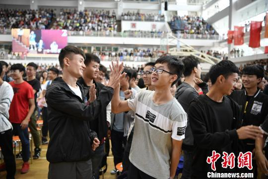 图为当天开展的“体育第一课”现场　钟欣　摄