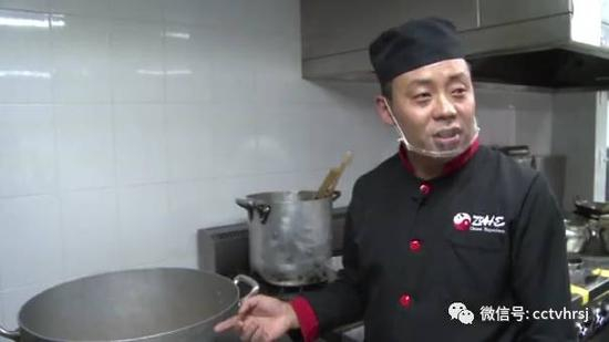庞师傅告诉我们，兰州拉面想要做的好吃并不容易。从和面开始，每一步都会直接影响这碗兰州拉面的口感。