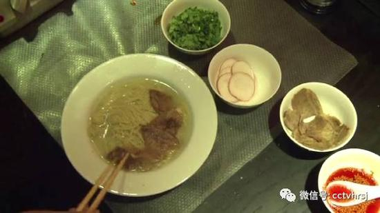 除了正常的工作，庞师傅还在墨西哥收了徒弟，将自己的做面绝活传授给他们，为的就是让更多人了解中国的美食。