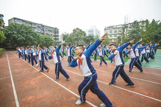 列五中学初中本部学生正在集中练习“川剧体操”。 &nbsp;成都晚报 图