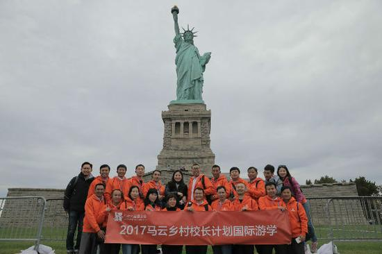 18位来自中国偏远地区的乡村校长们与自由女神像合影 