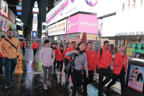 18位来自中国偏远地区的乡村校长们穿梭于时代广场 