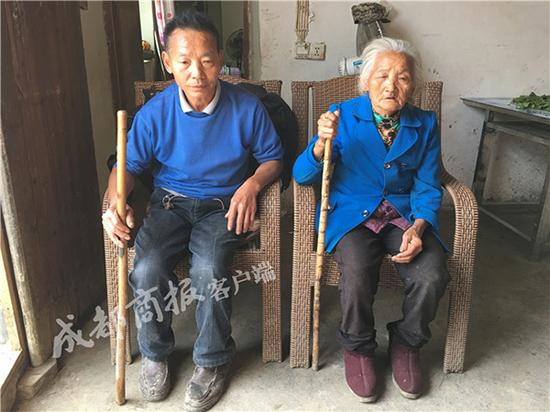 　赵伦彬和83岁的母亲都靠棍子才能行走，他手里的竹棒曾是殴打李业强的“凶器”。