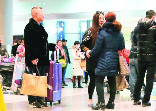2017年1月18日，一位在海外求学的中国学生抵达北京，与等候已久的母亲拥抱。（图片来源：侨报特约记者卞正锋）