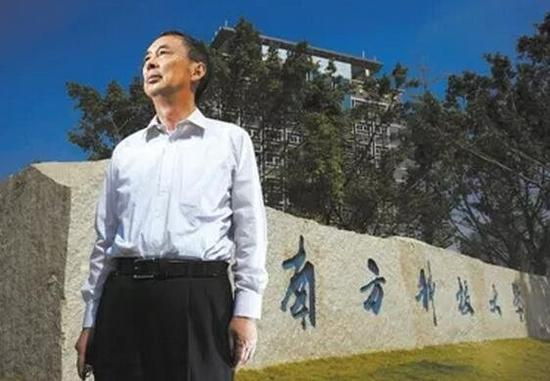 ▲2013年11月1日，朱清时在南方科技大学校门口。图片来自新华社