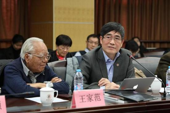 华东师范大学党委书记、思勉人文高等研究院研究员童世骏（右一）