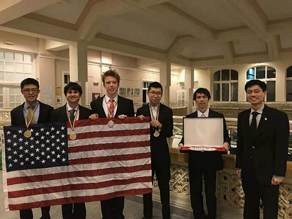 罗博深（右一）和参加2019年罗马尼亚数学大师赛的美国队