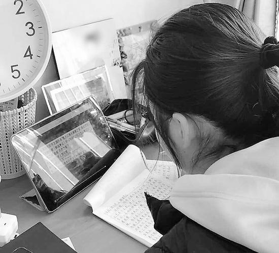 高三学生杨欣在上网课