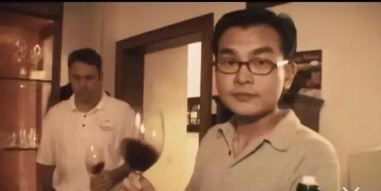 随着他们与鲁迪的接触日益增多，