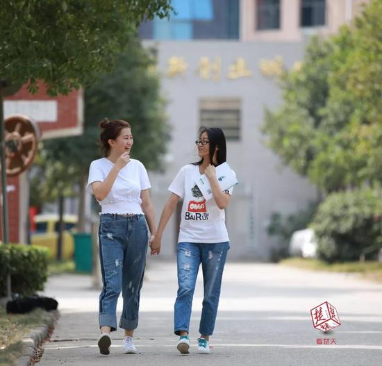 李秋雨（左）和袁松龄走在校园里