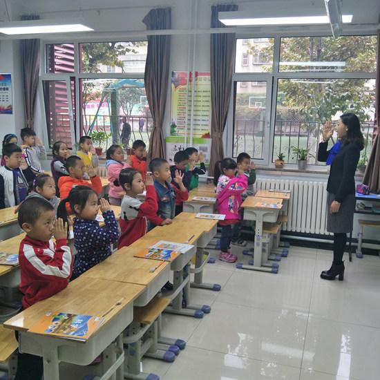 济南市第十四中学老师教一年级学生做阳光亮眼操。（济南市第十四中学供图）