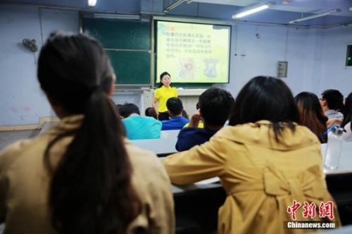 资料图：2015年9月22日晚，四川文理学院新学期的一门选修课——性健康教育课开讲，当晚原本可坐50人的教室爆棚。钟欣 摄