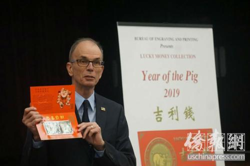 联邦造币局局长展示并介绍猪年吉利钱。（图片来源：美国侨报记者 徐一凡 摄）