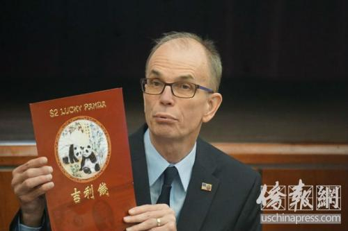 奥利加展示熊猫吉利钱。（图片来源：美国侨报记者 徐一凡 摄）