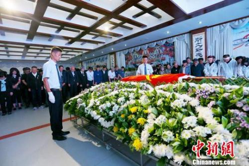 社会各界人士前来吊唁李最雄先生。 高展 摄