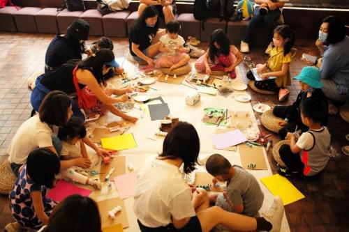 　小朋友们在工作坊搭建“未来城市”