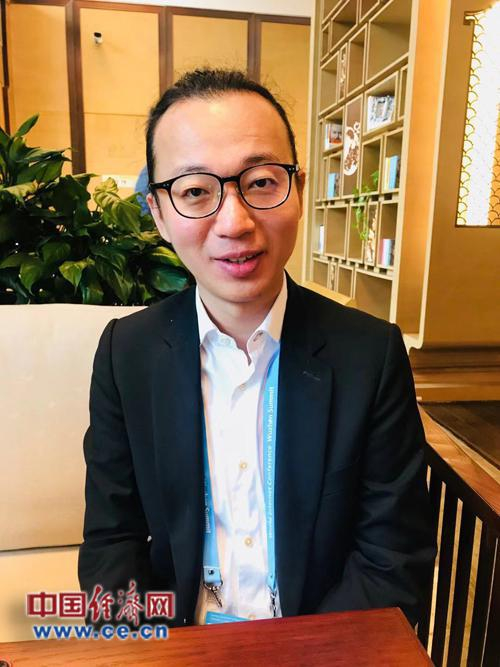 尚德机构CEO刘通博接受记者采访。经济日报-中国经济网记者王婉莹/摄