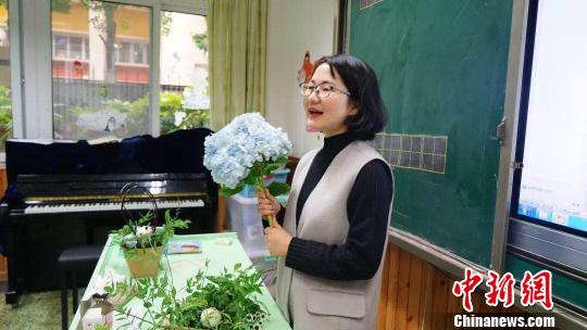 花艺家长培养学生的审美力和想象力。　钟欣 摄