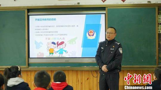警察家长教学生安全知识。　钟欣 摄