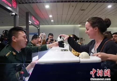 资料图：外籍旅客办理通关手续。中新社记者 王磊 摄