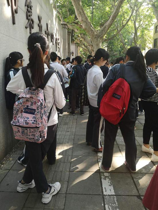 8点不到，五十四中学门口，考生们已经三三两两排队了。