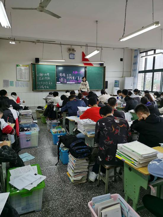 考生们的复习资料堆满一地。受访者供图