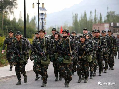 营员们进行20公里负重徒步行军。