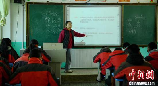 道孚县补偿教育集中教学基地内，学生们正在上课。　刘忠俊　摄