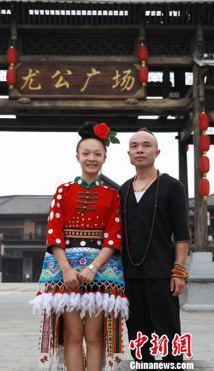 参加2018俄罗斯世界杯开幕式的丹寨籍护旗手周露露临行前与父亲合影。　黄晓海 摄