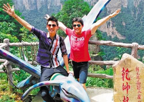  邦胜（右）和邦利（左）兄弟俩在张家界旅游时拍摄的合影。 田 原供图