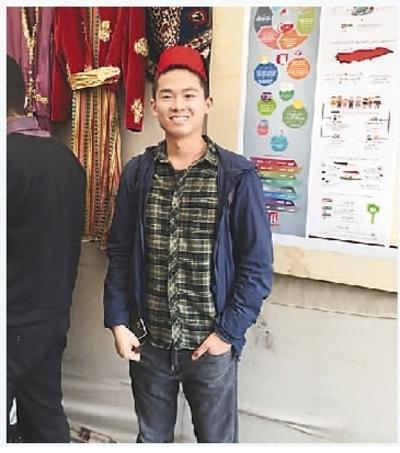 杨盾在约旦留学期间，经常参加各种文化活动。图为他在当地举办的文化节中。