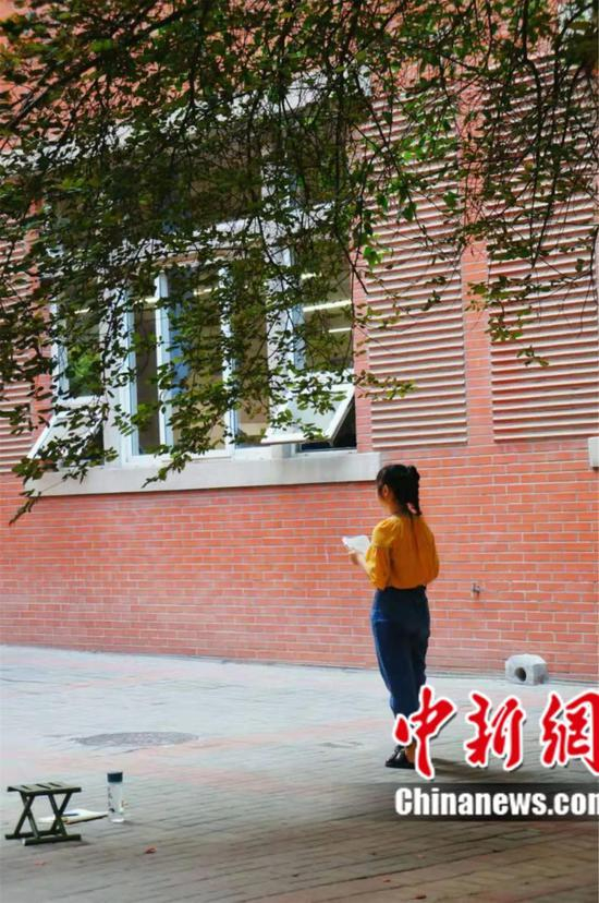 树荫下背书的你也是一道风景 李丽 摄