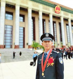 站在人民大会堂前，王永茂的心情无比激动。 本报通讯员摄