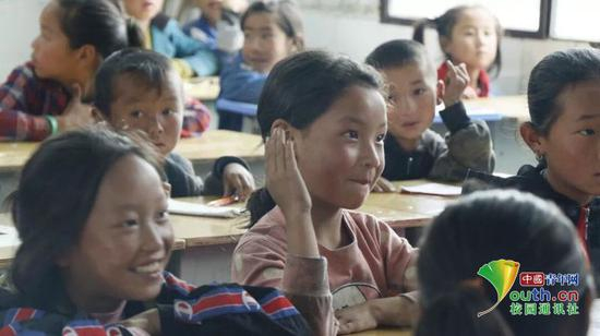 　　在课堂上，孩子们积极回答问题，孩子们主动举手就是给予我们最好的回馈。中国青年网通讯员 龙雨诗 摄