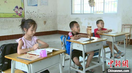 凭祥市隘口小学现仅有两个老师三名学生。　许庆 摄