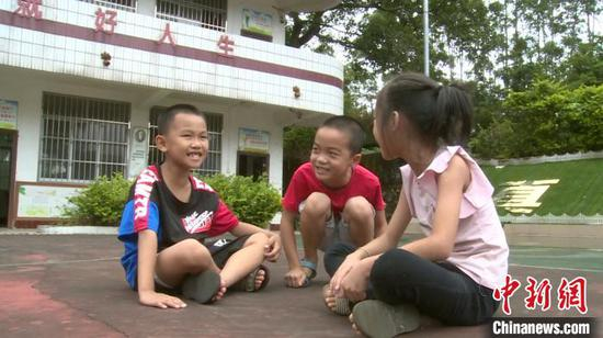 凭祥市隘口小学现仅有两个老师三名学生。　许庆 摄