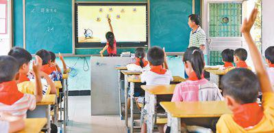 图为新圩学校龙家坊教学点，老师用“班班通”给学生上课。 杨雄春摄