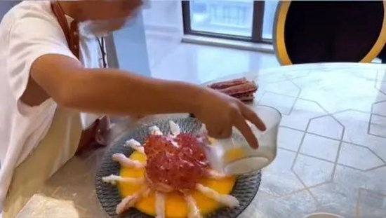 ▲陕西西安一小学生用帝王蟹参加学校厨艺大赛。&nbsp;图为制作过程。截图来自社交媒体
