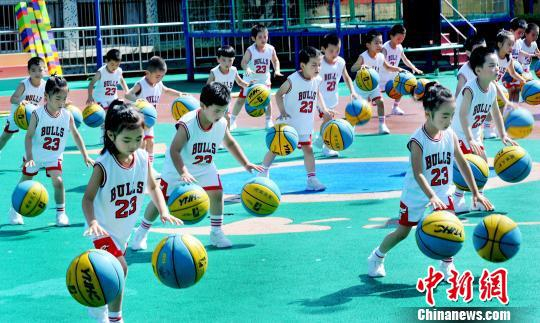 资料图：幼儿园的小朋友正在表演双手花样拍球。　卓忠伟 摄