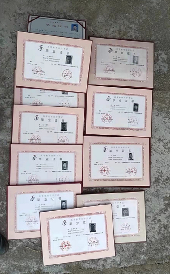 孙有军通过自学考试已获得11个本科学历。图/受访者供图