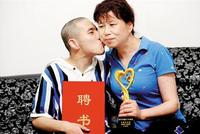 “虎妈”20多年魔鬼训练 脑瘫儿逆袭成功(图)