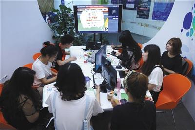 　6月13日，在学而思网校的一间小会议室内，课题组的老师们正在讨论网络直播教学问题。A08-A09版摄影/新京报记者 尹亚飞