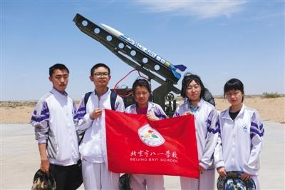 参与“方舟一号”设计的八一学校学生代表与即将发射的火箭合影。本版图片/受访者供图