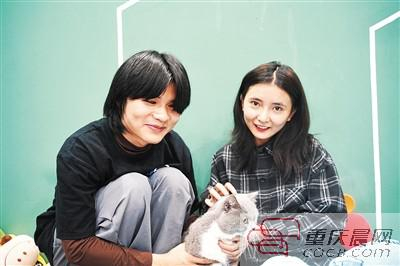 邬舜仙出发前一晚和姐姐、猫在一起。